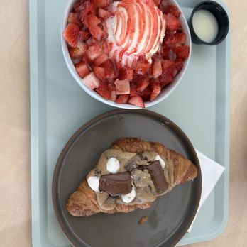 Deluna Dessert Cafe - Strawberry bingsoo and smores croissant - Bubble Tea Near Me - Sacramento, California