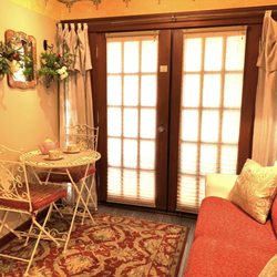 Arcata Stay - Arcata Stay's Rose Court Cottage main room living and dining area.