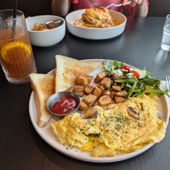 Sugar Cafe Lounge - Mushroom and Cheese Omelette - Lounges Near Me - Richmond Hill, Ontario
