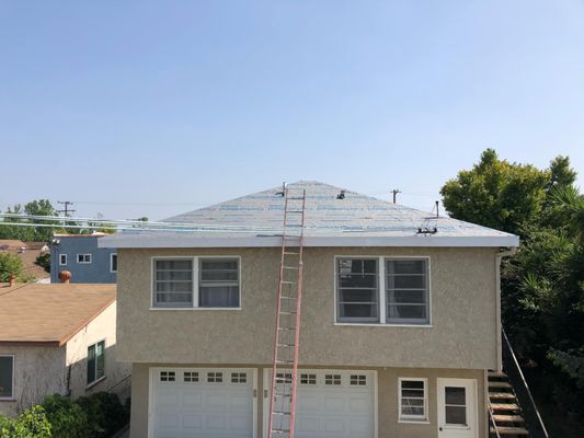 Santiagos Roofing Logo