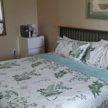 Blue Moon Motel - Pretty bedspread! - Hotels Near Me - Niagara Falls, Ontario