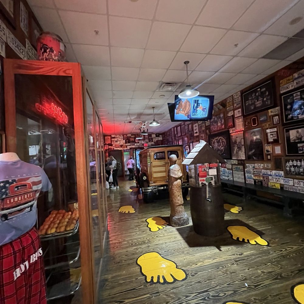 Lamberts Cafe - Inside - American Near Me - Sikeston, Missouri