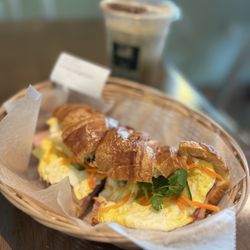 Kaffe Inn - Croissant Hamegg&Cheese