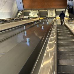 Federal Center SW Metro Station - Long escalator to train
