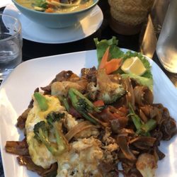 Boulhanne - Pad see ew au bœuf & curry vert au bœuf avec riz gluant (beef pad see ew & green curry with beef and sticky rice)