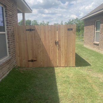 T&L Construction - Cedar fence - Fences & Gates Near Me T&L Construction - Cedar fence - Fences & Gates Near Me