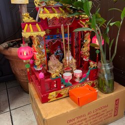 Banh Mi Ba Le - Beautiful lucky display today. The left side takes care of your property and land and the right side is fortune and wealth.