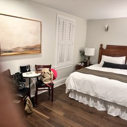 The Jefferson Inn - Small table with chairs, refrigerator and keurig