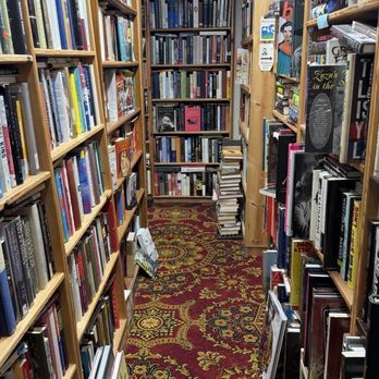 Robert's Bookshop - Books everywhere! - Bookstores Near Me - Lincoln City, Oregon