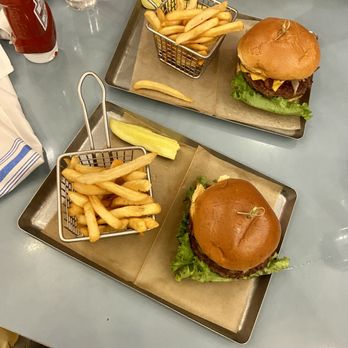 Skylark Diner - Diners Near Me - Edison, New Jersey