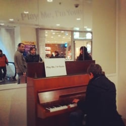 Galleria Santa Maria Novella - "play me, i'm yours"
il pianoforte della galleria che tutti potevano suonare... (e che adesso è sparito ?!)