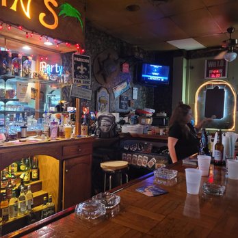 Gilligan's - a bar with a lot of alcohol - Karaoke Near Me - Gulfport, Mississippi