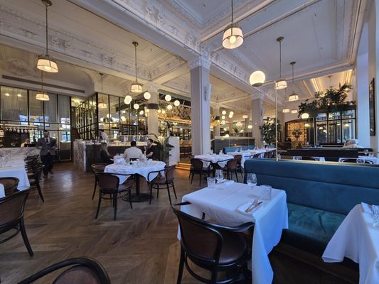 Henri Brasserie Française + Lounge by null