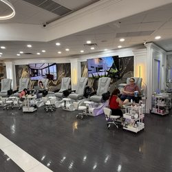 Expressions Nails - Very clean and nice