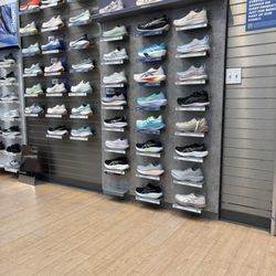 Road Runner Sports - Wall displays
