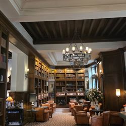 Hôtel de la Cité - The cozy library bar
