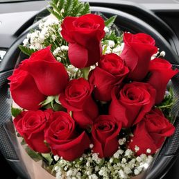 A dozen of red rose in very basic arrangement but each roses are in great shape