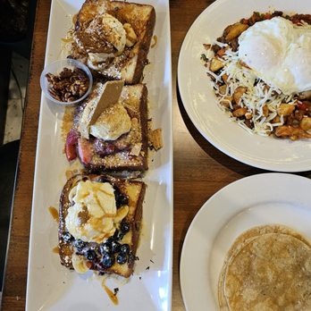 Honeybear Cafe - Roger's Park French Toast and Mi Casa Skillet - Breakfast & Brunch Near Me - Chicago, Illinois