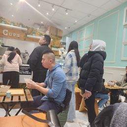 This place is pretty packed on Thursday at 8pm This place is pretty packed on Thursday at 8pm
