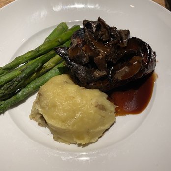 Seasons 52 - Filet special with mashed potatoes and asparagus - New American Near Me - Indianapolis, Indiana