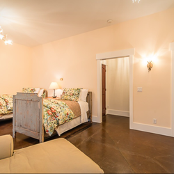 Bee Rock Homestead - (#2 lake house) on Skylar lane, lake Nacimiento. Guest suite with 2 twins & a trundle bed sleeps 4, Opens to pool area, private bathroom.