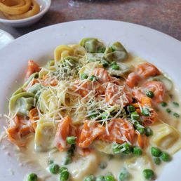 Yummy tortellini Alfredo (with added green peas)