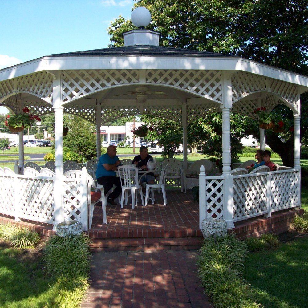 Mayberry Motor Inn - The gazebo in the courtyard. - Hotels Near Me - Mount Airy, North Carolina Mayberry Motor Inn - The gazebo in the courtyard. - Hotels Near Me - Mount Airy, North Carolina
