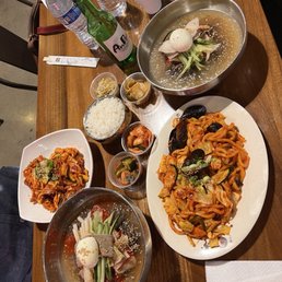Sautéed squid, seafood udon, cold noodle soup Sautéed squid, seafood udon, cold noodle soup