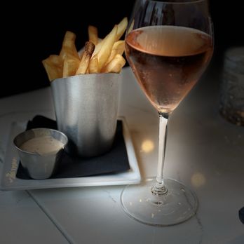 Fizz Champagne & Bubbles Bar - Duck Fat Fries with Graham Beck, MCC, Rose, Brut, South Africa - Champagne Bars Near Me - Sacramento, California