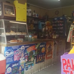 El tronco del árbol - La caja. Se puede ver el mostrador con algunas tortas y algunos de sus productos en venta