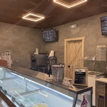 Hometown Creamery - Inside - Ice Cream & Frozen Yogurt Near Me - Wayne, New Jersey