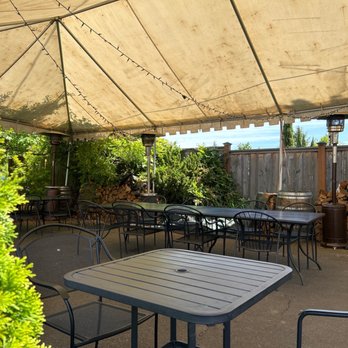 Park & Main - Out door seating - Pizza Near Me - Carlton, Oregon Park & Main - Out door seating - Pizza Near Me - Carlton, Oregon