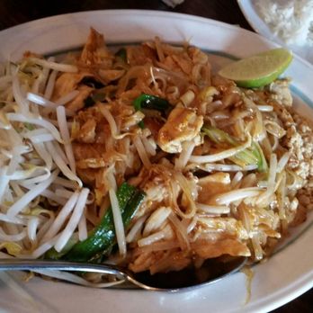 Ayada Thai - Chicken Pad Thai ($9) - Ask for the chili sauce! - Thai Near Me - Elmhurst, New York