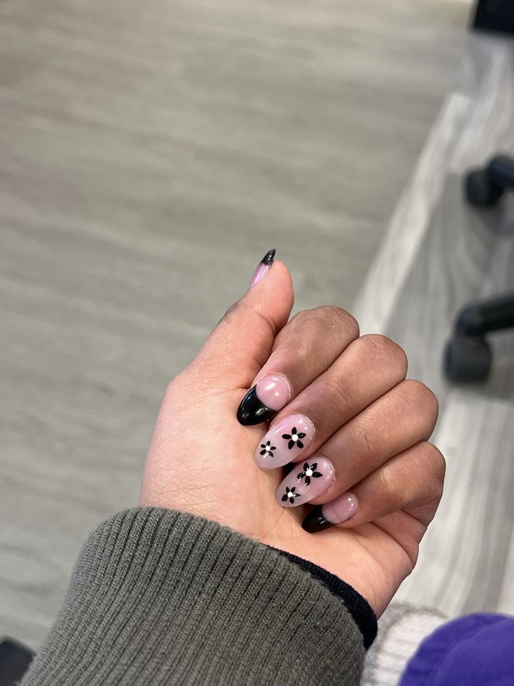DA VI NAILS Updated September 2024 12 Reviews 1695 Coffeen Ave