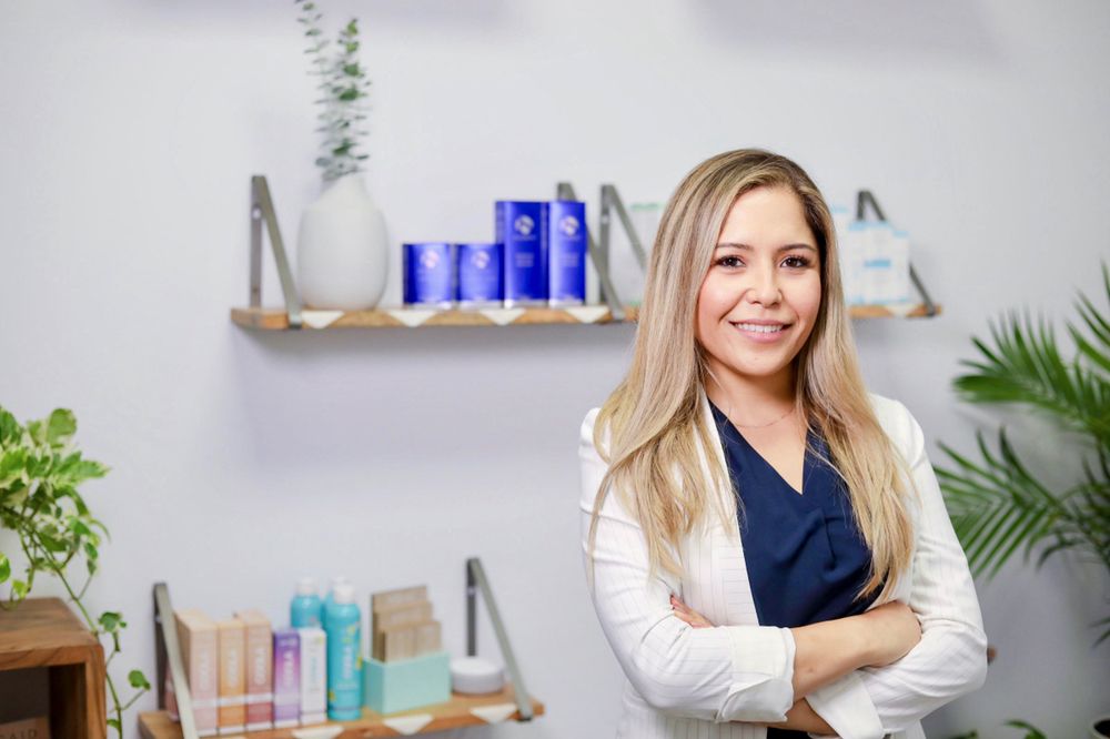 Desert Lily Esthetics Logo