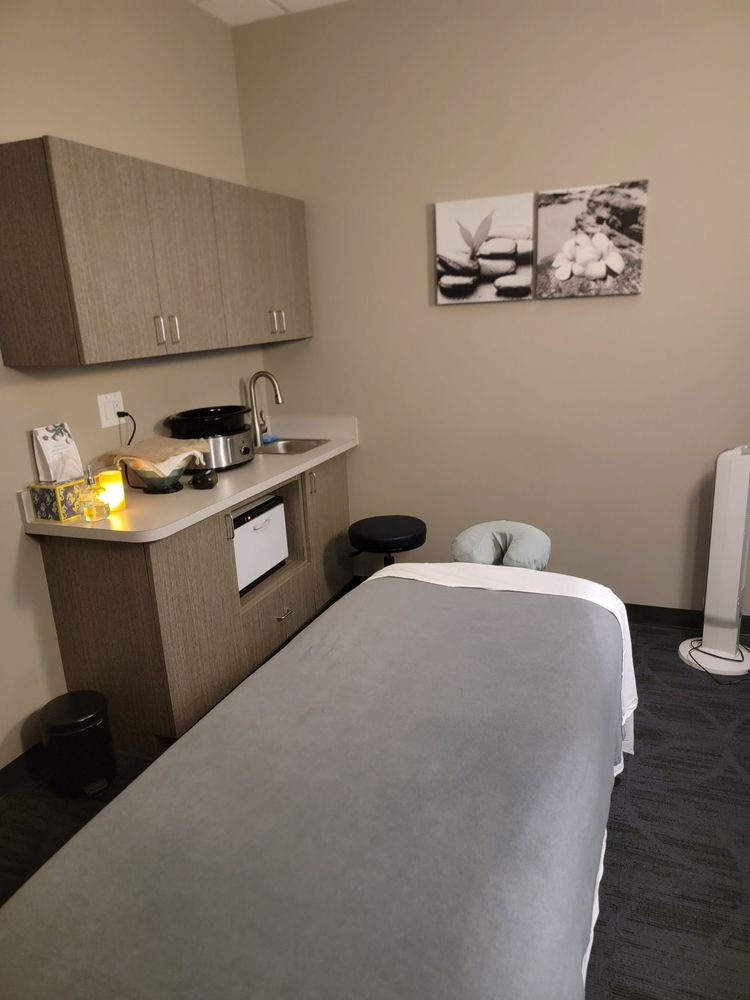 Hand & Stone Massage and Facial Spa Logo