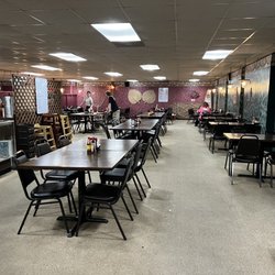 The Pond - The dinning room is huge and clean