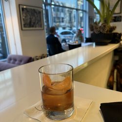 Senti Restaurant - Old fashioned at the bar