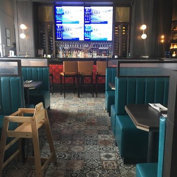 Chiang Mai - Dining area and bar - Thai Near Me - Toronto, Ontario Chiang Mai - Dining area and bar - Thai Near Me - Toronto, Ontario