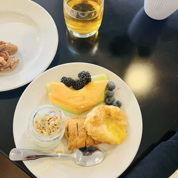 Omni Charlotte Hotel - 14th floor breakfast - Hotels Near Me - Charlotte, North Carolina Omni Charlotte Hotel - 14th floor breakfast - Hotels Near Me - Charlotte, North Carolina