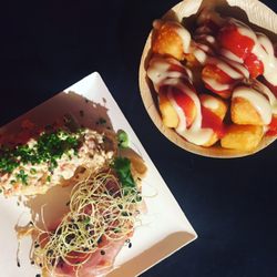 Aarhus Central Food Market - Røget tun med peberfrugt på brød, patatas bravas og krebsesalat på brød. Rigtig lækkert og smagfuldt.