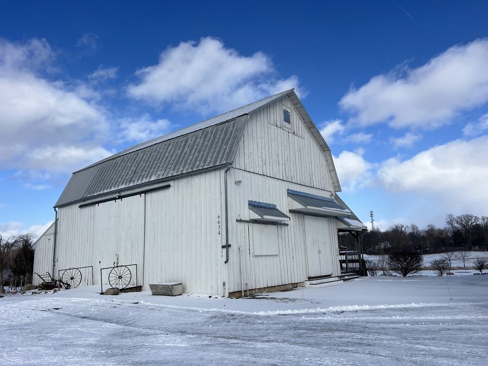 Izzo's White Barn Winery Logo