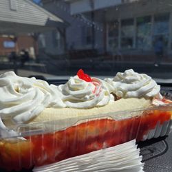 K Cream Korner - Banana split sundae