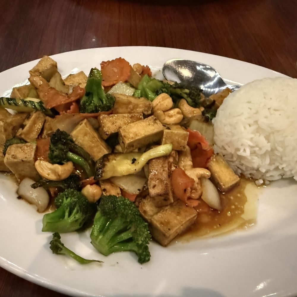 Drunken Noodle - Midtown - Cashew Nut with tofu - Thai Near Me - Sacramento, California Drunken Noodle - Midtown - Cashew Nut with tofu - Thai Near Me - Sacramento, California