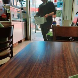 { She Is The 最漂亮的 Zuì piàoliang De Most Prettiest & 友好的 Yǒuhǎo De Very Friendly Waitress }