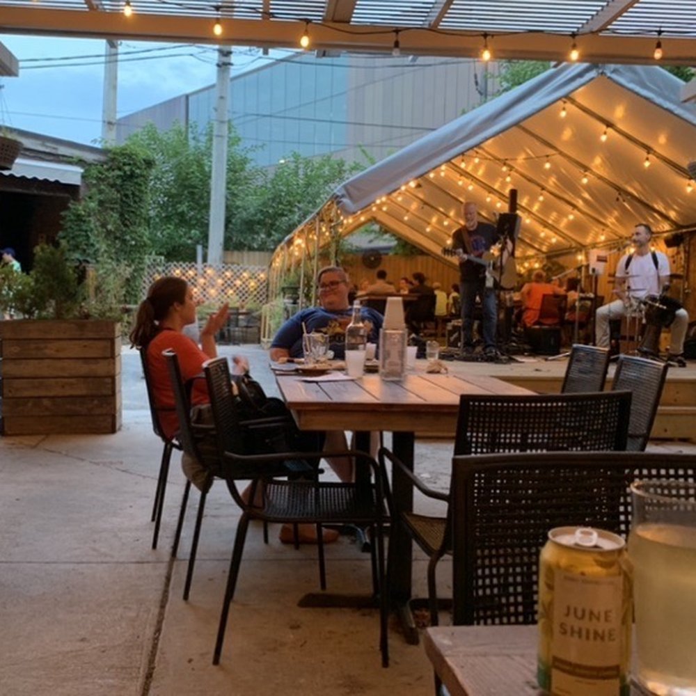 Kaiser Tiger - Patio & band at dusk - New American Near Me - Chicago, Illinois Kaiser Tiger - Patio & band at dusk - New American Near Me - Chicago, Illinois