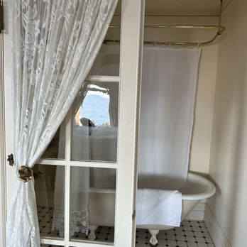 Martine Inn - Bathroom - Bed & Breakfast Near Me - Pacific Grove, California Martine Inn - Bathroom - Bed & Breakfast Near Me - Pacific Grove, California