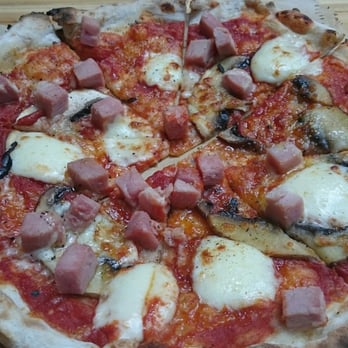 Castlefield Market - Prosciutto e funghi pizza from The Pizza Makers - Market Stalls Near Me - Manchester, XGM