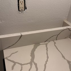 Liquidation Warehouse - This picture shows that this side splash does not match the counter. It's not the same color or the same pattern beams are not the same.
