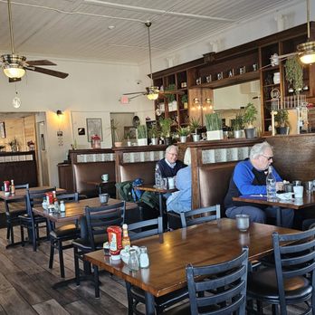 Cafe Le Creme - Bright dining area - Pancakes Near Me - Cudahy, Wisconsin